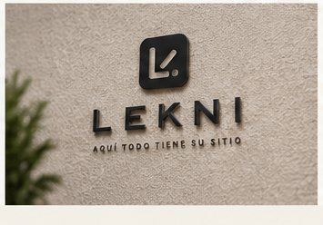 Detalle del logo LEKNI en la pared